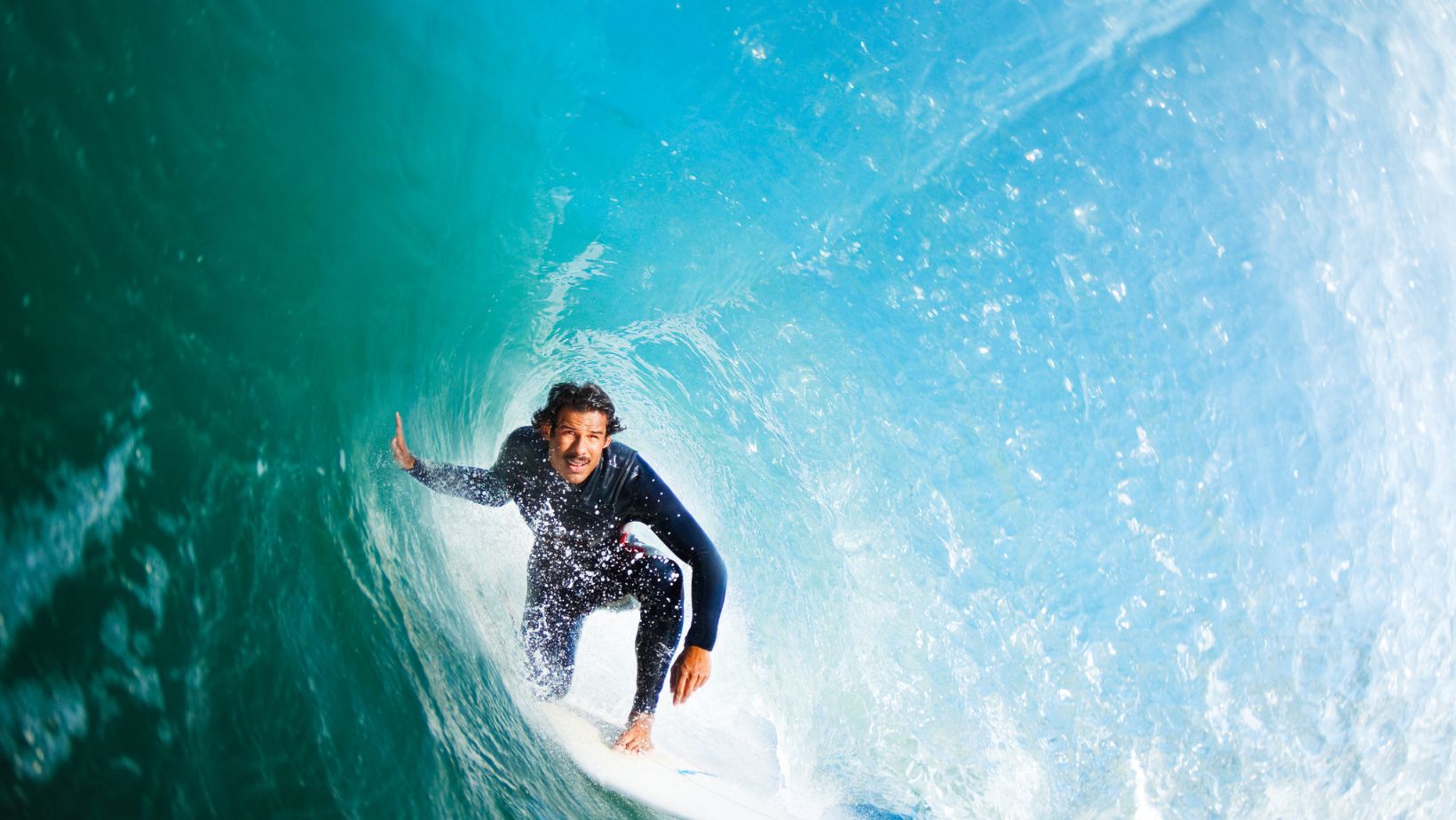 Read more about the article The Types of Waves that Surfers Ride
